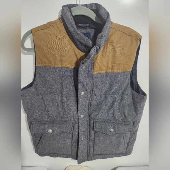 Gap Mens puffy vest. Size Medium - Picture 9 of 9
